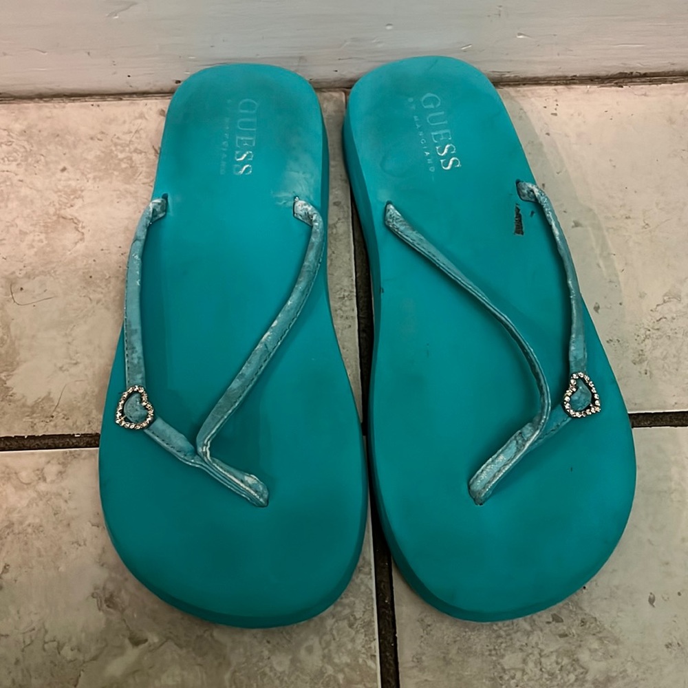 Free with any purchase Guess flip-flops 🩴
